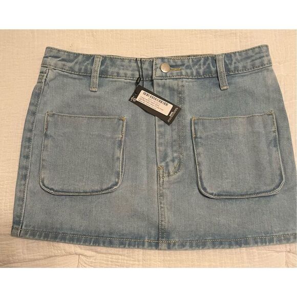 PrettyLittleThing Light Blue Front Pocket Cargo Micro Mini Denim Skirt NEW NWT - Picture 1 of 4